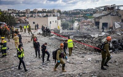 Les forces de sécurité et de secours israéliennes intervenant sur le site où un missile balistique tiré depuis l'Iran a frappé Beit Shemesh, dans le centre d'Israël, le 1ᵉʳ mars 2026. (Crédit : Yonatan Sindel/Flash90)