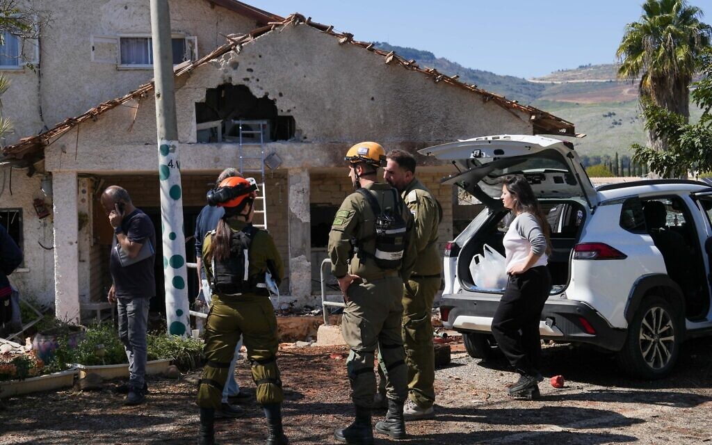 Les forces de sécurité et de secours sont sur les lieux où un missile balistique tiré depuis l'Iran a frappé une maison dans le moshav de Kfar Yuval, dans le nord d'Israël, le 3 mars 2026. (Crédit : Ayal Margolin/Flash90)
