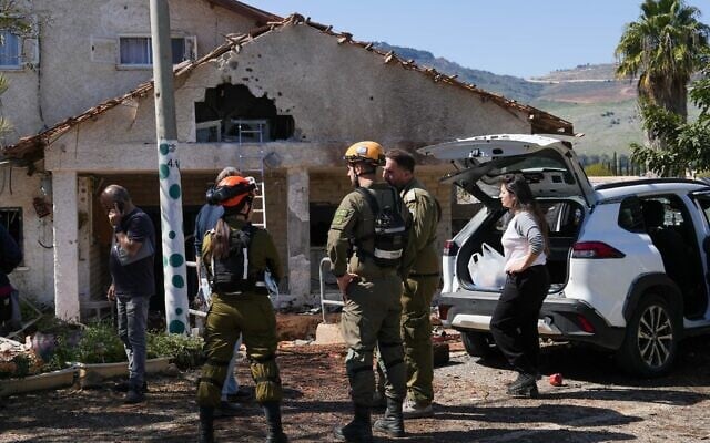 Les forces de sécurité et de secours sont sur les lieux où un missile balistique tiré depuis l'Iran a frappé une maison dans le moshav de Kfar Yuval, dans le nord d'Israël, le 3 mars 2026. (Crédit : Ayal Margolin/Flash90)