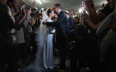Lior et Misha lors de leur cérémonie de mariage au niveau -4 du parking du Dizengoff Center, à Tel Aviv, le 3 mars 2026. (Crédit : Chaïm Goldberg/Flash90)