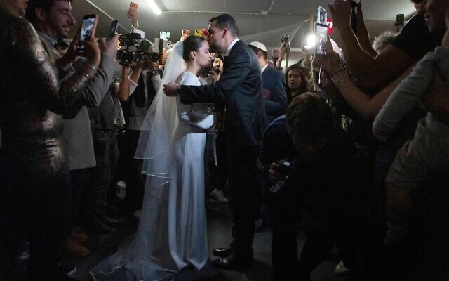 Lior et Misha lors de leur cérémonie de mariage au niveau -4 du parking du Dizengoff Center, à Tel Aviv, le 3 mars 2026. (Crédit : Chaïm Goldberg/Flash90)