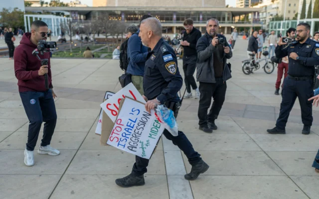 Illustration : La police dispersant des manifestants protestant contre la guerre, sur la Place Habima, à Tel Aviv, le 3 mars 2026. (Crédit : Flash90)