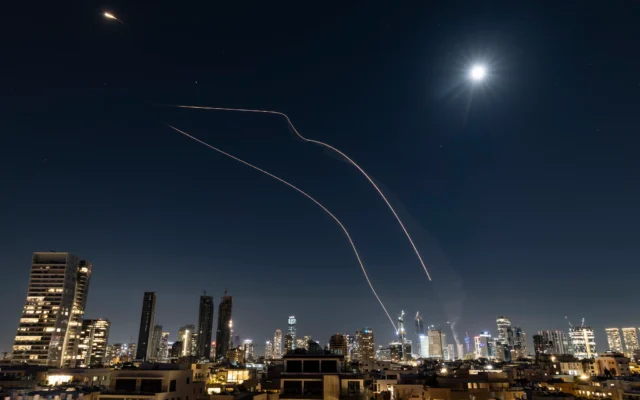 Des batteries antimissiles tirent des missiles d'interception vers des missiles balistiques lancés depuis l'Iran, comme on peut le voir au-dessus de Tel Aviv, pendant la guerre avec l'Iran et les tirs de missiles continus vers Israël, le 5 mars 2026. (Crédit : Chaim Goldberg/Flash90)