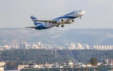 Un avion d’El Al décollant de l’aéroport international Ben Gurion, près de Tel Aviv, le 5 mars 2026. (Crédit : Yossi Aloni/Flash90)