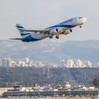 Un avion d’El Al décollant de l’aéroport international Ben Gurion, près de Tel Aviv, le 5 mars 2026. (Crédit : Yossi Aloni/Flash90)