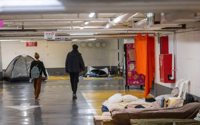 Des Israéliens se réfugient dans un parking souterrain à Tel Aviv, le 6 mars 2026 (Crédit : Chaim Goldberg/Flash90)
