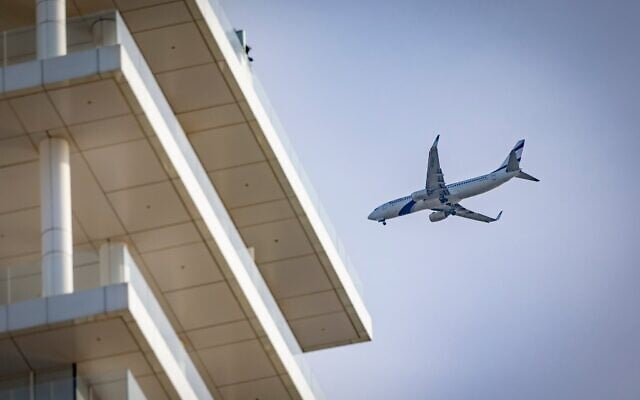 Un avion El Al dans le ciel au-dessus de Tel Aviv, le 6 mars 2026. (Crédit : Chaïm Goldberg/Flash90)