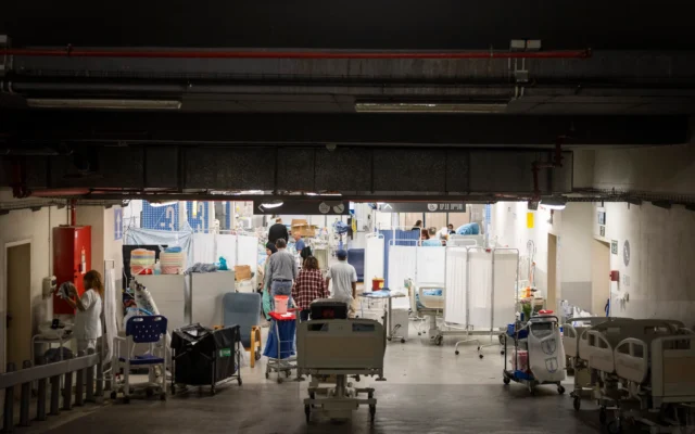 Des patients et du personnel médical sont visibles dans un parking souterrain transformé en salle de soins à l'hôpital Ichilov de Tel Aviv, le 8 mars 2026. (Crédit : Chaim Goldberg/Flash90)