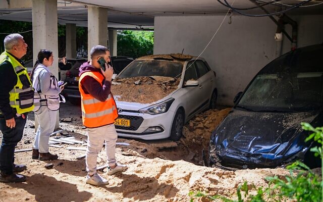 Les forces de secours et d'urgence israéliennes sur les lieux où des éclats d'obus provenant d'un missile balistique tiré depuis l'Iran sont tombés à Holon, le 9 mars 2026. (Crédit : Avshalom Sassoni/Flash90)