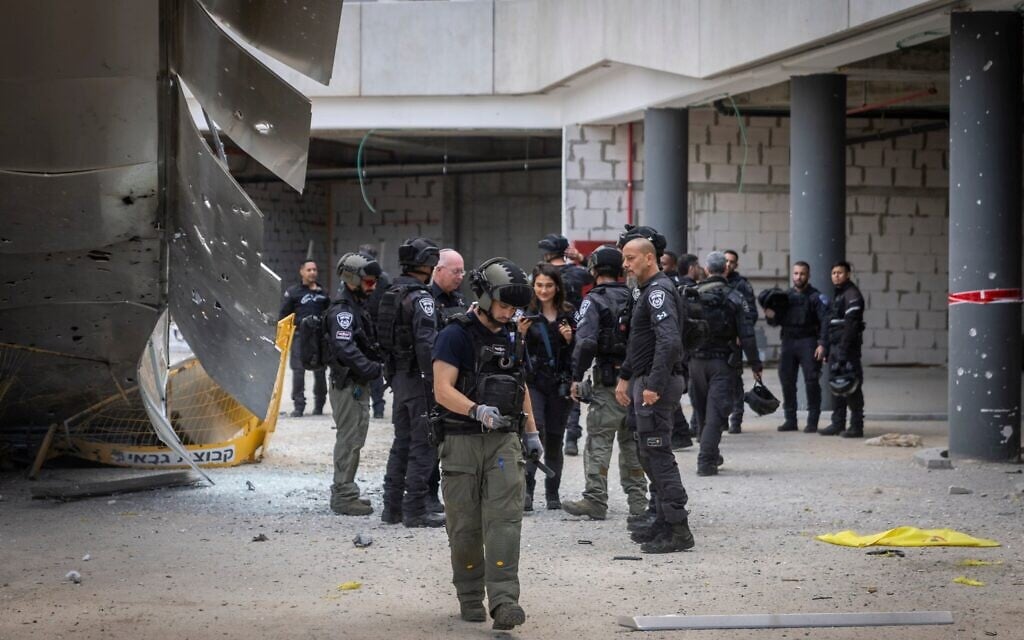 Les secouristes sur les lieux d'un impact de missile meurtrier sur un chantier de construction, à Yehud, le 9 mars 2026. (Crédit : Chaïm Goldberg/Flash90)