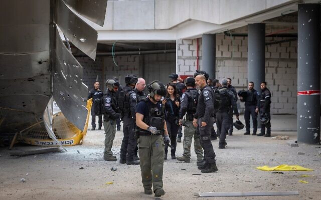 Les secouristes sur les lieux d'un impact de missile meurtrier sur un chantier de construction, à Yehud, le 9 mars 2026. (Crédit : Chaïm Goldberg/Flash90)