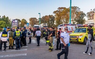 Les secours et les forces d'urgence israéliens sur les lieux où des éclats d'obus provenant d'un missile tiré depuis le Liban sont tombés à l'extérieur d'une école maternelle, à Ramle, le 9 mars 2026. (Crédit : Yossi Aloni/Flash90) Les secours et les forces d'urgence israéliens sur les lieux où des éclats d'obus provenant d'un missile tiré depuis le Liban sont tombés à l'extérieur d'une école maternelle, à Ramle, le 9 mars 2026. (Crédit : Yossi Aloni/Flash90)