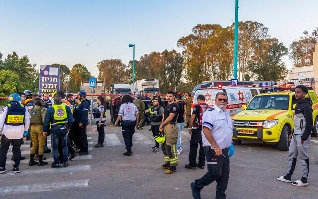 Les secours et les forces d'urgence israéliens sur les lieux où des éclats d'obus provenant d'un missile tiré depuis le Liban sont tombés à l'extérieur d'une école maternelle, à Ramle, le 9 mars 2026. (Crédit : Yossi Aloni/Flash90)