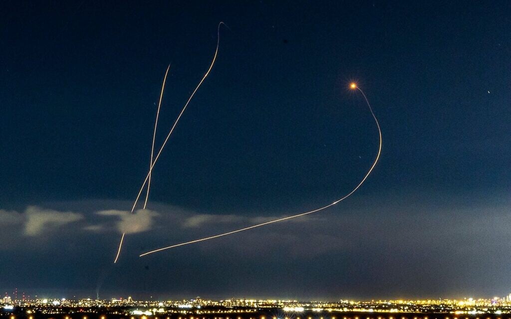 Un système de défense antimissile israélien interceptant des missiles tirés depuis l'Iran, au-dessus du centre d'Israël, le 9 mars 2026. (Crédit : Yossi Aloni/Flash90)