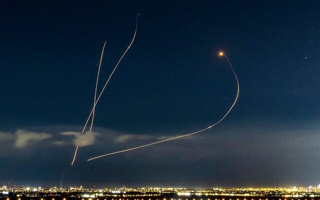 Un système de défense antimissile israélien interceptant des missiles tirés depuis l'Iran, au-dessus du centre d'Israël, le 9 mars 2026. (Crédit : Yossi Aloni/Flash90)