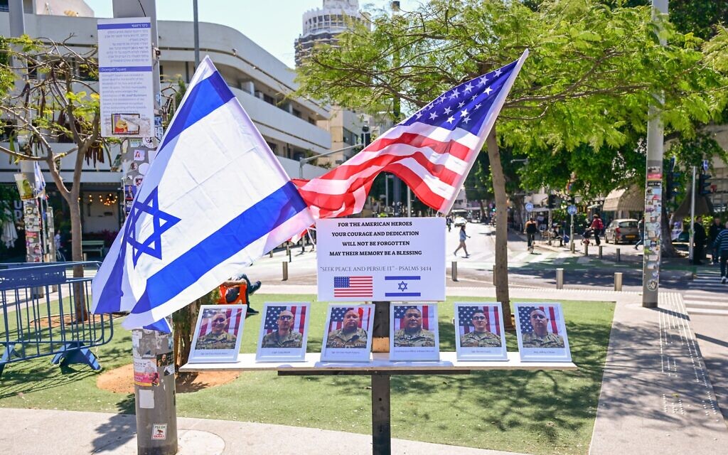 Un mémorial érigé en hommage aux soldats américains tués lors de la guerre qui oppose actuellement les États-Unis et Israël à la République islamique d'Iran, sur la place Dizengoff, à Tel Aviv, le 10 mars 2026. (Crédit : Avshalom Sassoni/Flash90)