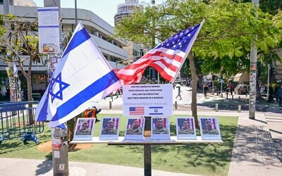 Un mémorial érigé en hommage aux soldats américains tués lors de la guerre qui oppose actuellement les États-Unis et Israël à la République islamique d'Iran, sur la place Dizengoff, à Tel Aviv, le 10 mars 2026. (Crédit : Avshalom Sassoni/Flash90)