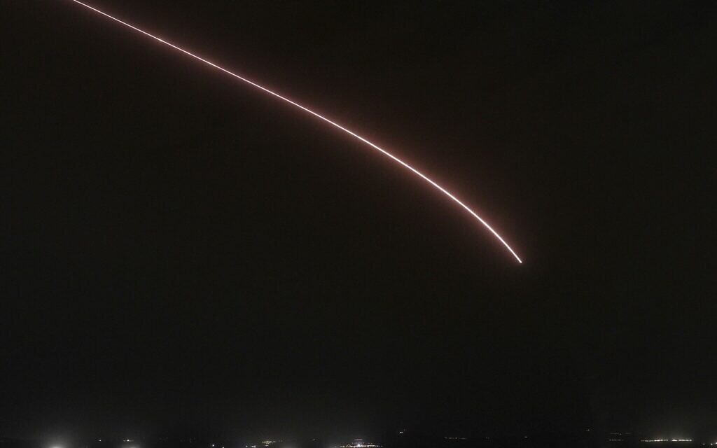 Une roquette tirée depuis le Liban interceptée par le système de défense aérienne israélien au-dessus du nord d'Israël, le 11 mars 2026. (Crédit : Ayal Margolin/Flash90)