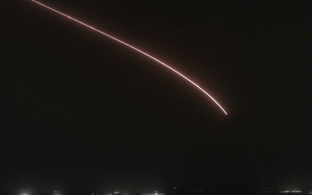 Une roquette tirée depuis le Liban interceptée par le système de défense aérienne israélien au-dessus du nord d'Israël, le 11 mars 2026. (Crédit : Ayal Margolin/Flash90)