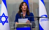La ministre des Transports Miri Regev s'exprimant lors d'une conférence de presse, à Lod, le 12 mars 2026. (Crédit : Avshalom Sassoni/Flash90)