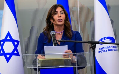 La ministre des Transports Miri Regev s'exprimant lors d'une conférence de presse, à Lod, le 12 mars 2026. (Crédit : Avshalom Sassoni/Flash90)