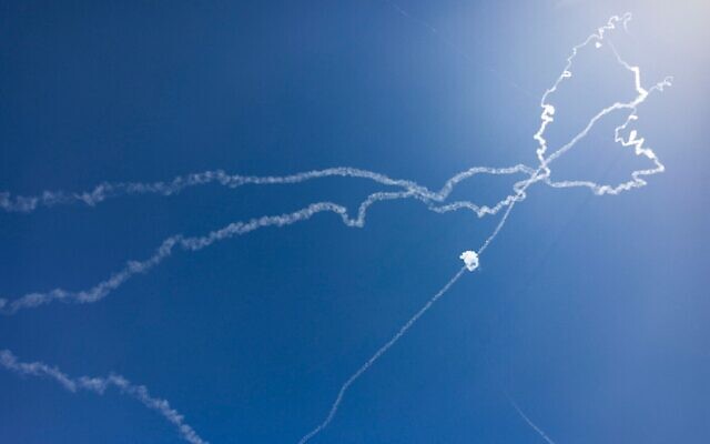 Les traînées laissées par les défenses aériennes activées contre les tirs de missiles iraniens, vues au-dessus de Jérusalem, le 12 mars 2026 (Crédit : Yonatan Sindel/Flash90)