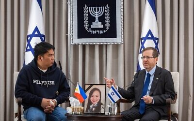 Le président Isaac Herzog (à droite) rencontre Bernie Galsim Lavarias, veuf de Mary Anne Velasquez de Vera (au centre), tuée lors d'une attaque de missile iranienne sur Tel Aviv, à la résidence présidentielle à Jérusalem, le 12 mars 2026. (Crédit : Yonatan Sindel/Flash90) Le président Isaac Herzog (à droite) rencontre Bernie Galsim Lavarias, veuf de Mary Anne Velasquez de Vera (au centre), tuée lors d'une attaque de missile iranienne sur Tel Aviv, à la résidence présidentielle à Jérusalem, le 12 mars 2026. (Crédit : Yonatan Sindel/Flash90)