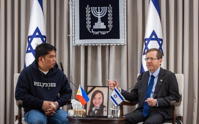 Le président Isaac Herzog (à droite) rencontre Bernie Galsim Lavarias, veuf de Mary Anne Velasquez de Vera (au centre), tuée lors d'une attaque de missile iranienne sur Tel Aviv, à la résidence présidentielle à Jérusalem, le 12 mars 2026. (Crédit : Yonatan Sindel/Flash90) Le président Isaac Herzog (à droite) rencontre Bernie Galsim Lavarias, veuf de Mary Anne Velasquez de Vera (au centre), tuée lors d'une attaque de missile iranienne sur Tel Aviv, à la résidence présidentielle à Jérusalem, le 12 mars 2026. (Crédit : Yonatan Sindel/Flash90)
