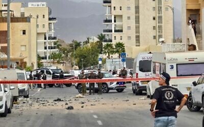 Lieu d'impact après qu'un missile iranien a visé à Eilat, le 14 mars 2026. (Crédit : Yehuda Ben Itach/Flash90)
