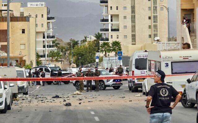 Lieu d'impact après qu'un missile iranien a visé à Eilat, le 14 mars 2026. (Crédit : Yehuda Ben Itach/Flash90) Lieu d'impact après qu'un missile iranien a visé à Eilat, le 14 mars 2026. (Crédit : Yehuda Ben Itach/Flash90)