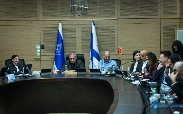 Illustration : Le député Hanoch Milwidsky présidant une réunion de la commission des Finances à la Knesset pendant la guerre contre la République islamique d'Iran et le Hezbollah, le 15 mars 2026. (Crédit : Yonatan Sindel/Flash90)