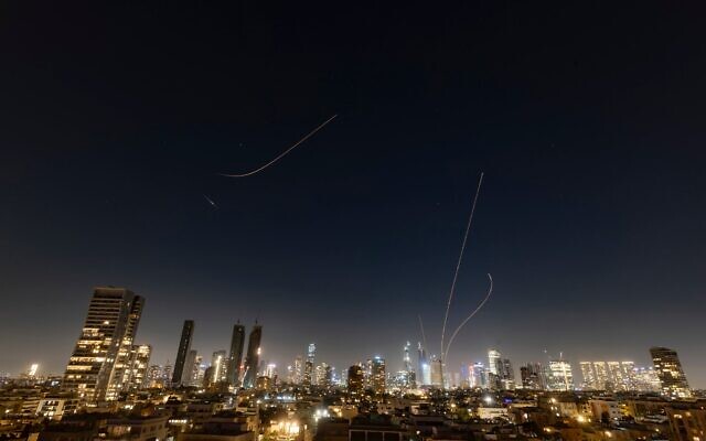 Des batteries antimissiles tirant des missiles d’interception vers des missiles balistiques lancés depuis l’Iran, comme on peut le voir au-dessus de Tel Aviv, le 16 mars 2026. (Crédit : Chaïm Goldberg/Flash90)