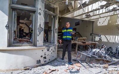 Les secouristes et les forces de sécurité devant une maison endommagée lors d’une attaque de missile iranien, à Shoham, le 16 mars 2026. (Crédit : Yossi Aloni/Flash90)