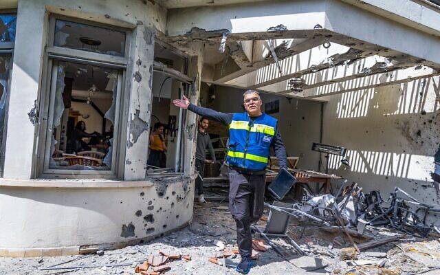 Les forces de sécurité et de secours israéliennes sur les lieux de l'impact d'un missile tiré depuis l'Iran, qui a causé des dégâts à Shoham, le 16 mars 2026. (Crédit : Yossi Aloni/Flash90)