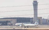 Illustration : Un avion d'El Al décollant de l'aéroport international Ben Gurion pendant la guerre entre les États-Unis et Israël contre la République islamique d'Iran. 16 mars 2026. (Crédit : Yossi Aloni/Flash90)
