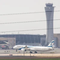 Illustration : Un avion d'El Al décollant de l'aéroport international Ben Gurion pendant la guerre entre les États-Unis et Israël contre la République islamique d'Iran. 16 mars 2026. (Crédit : Yossi Aloni/Flash90)