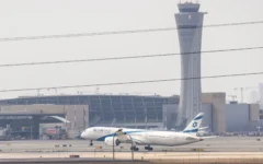 Illustration : Un avion d'El Al décollant de l'aéroport international Ben Gurion pendant la guerre entre les États-Unis et Israël contre la République islamique d'Iran. 16 mars 2026. (Crédit : Yossi Aloni/Flash90)