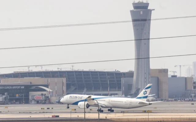 Illustration : Un avion d'El Al décollant de l'aéroport international Ben Gurion pendant la guerre entre les États-Unis et Israël contre la République islamique d'Iran. 16 mars 2026. (Crédit : Yossi Aloni/Flash90)