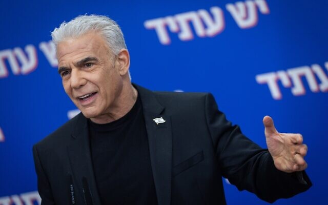 Le chef de l'opposition Yaïr Lapid s'adressant à la réunion hebdomadaire de son parti Yesh Atid, à la Knesset, le 16 mars 2026. (Crédit : Yonatan Sindel/Flash90)