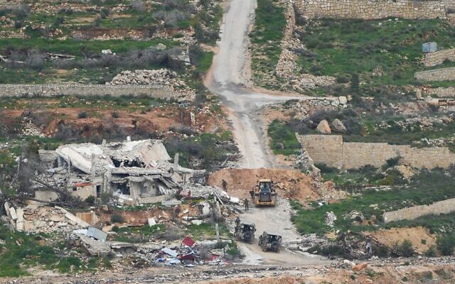 Des soldats de l'armée israélienne en opération dans le sud du Liban, près de la frontière israélienne, le 18 mars 2026 (Crédit : Ayal Margolin/Flash90)