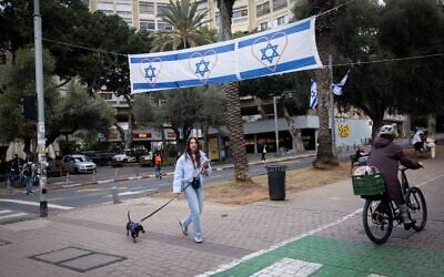 La vie quotidienne à Tel-Aviv pendant la guerre entre Israël et les États-Unis contre l'Iran. 18 mars 2026. (Crédit : Miriam Alster/FLASH90)