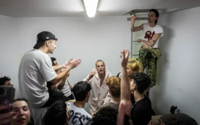 Le rappeur israélien Dudu Faruk donne un concert dans un abri anti-aérien à Tel-Aviv, le 19 mars 2026. (Chaim Goldberg/Flash90)