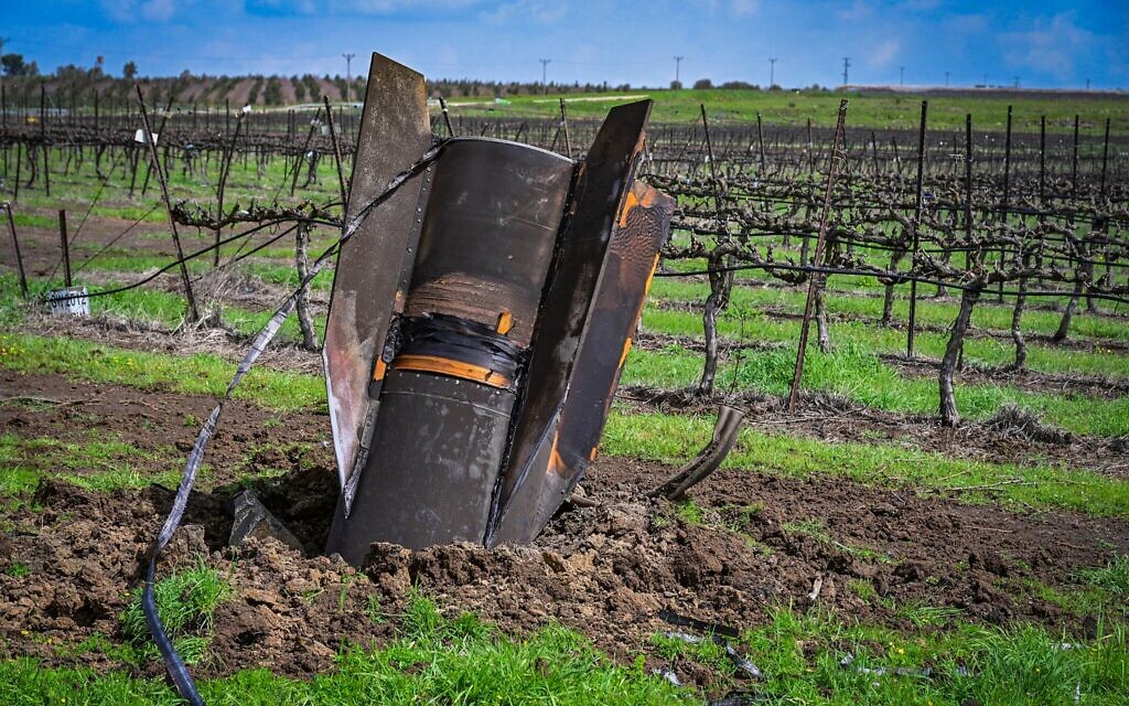 Un morceau d'un missile tiré depuis l'Iran, enfoncé dans le sol sur le plateau du Golan, le 19 mars 2026 (Crédit : Michael Giladi/Flash90)