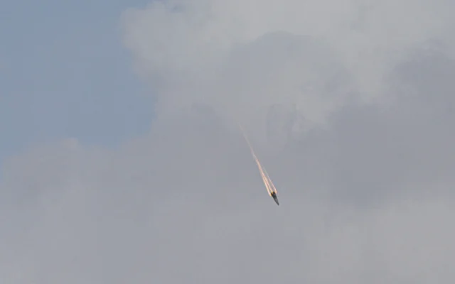 Une partie de missile tombe après avoir été interceptée par les systèmes de défense antiaérienne israéliens lors d'une attaque iranienne contre Israël, avant de frapper la Vieille Ville de Jérusalem, le 20 mars 2026. (Crédit : Yonatan Sindel/Flash90)