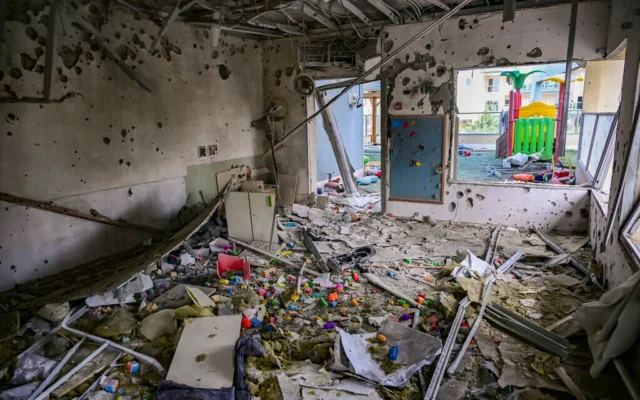 Forces de sécurité et de secours israéliennes sur les lieux où une garderie de Rishon Lezion, dans le centre d'Israël, a été endommagée par des éclats d'un missile balistique tiré d'Iran sur Israël, le 21 mars 2026. (Crédit : Avshalom Sassoni/Flash90)