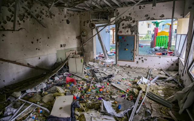 Les premiers secours interviennent sur les lieux où une bombe à sous-munitions provenant d'un missile balistique iranien a frappé une crèche à Rishon Lezion, dans le centre d'Israël, le 21 mars 2026. (Crédit : Avshalom Sassoni/Flash90) Les premiers secours interviennent sur les lieux où une bombe à sous-munitions provenant d'un missile balistique iranien a frappé une crèche à Rishon Lezion, dans le centre d'Israël, le 21 mars 2026. (Crédit : Avshalom Sassoni/Flash90)