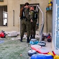 Les secouristes intervenant sur les lieux où une sous-munition d'une bombe à fragmentation iranienne a frappé une école maternelle, à Rishon Lezion, le 21 mars 2026. (Crédit : Avshalom Sassoni/Flash90)