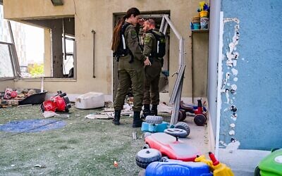 Les secouristes intervenant sur les lieux où une sous-munition d'une bombe à fragmentation iranienne a frappé une école maternelle, à Rishon Lezion, le 21 mars 2026. (Crédit : Avshalom Sassoni/Flash90) Les secouristes intervenant sur les lieux où une sous-munition d'une bombe à fragmentation iranienne a frappé une école maternelle, à Rishon Lezion, le 21 mars 2026. (Crédit : Avshalom Sassoni/Flash90)