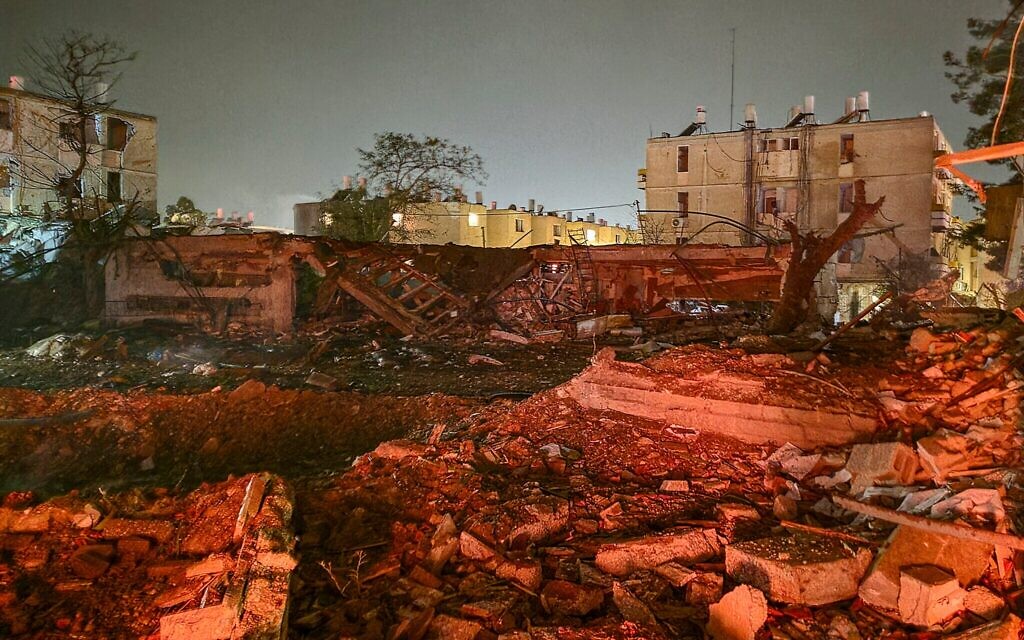 Les dégâts causés par un missile balistique iranien qui a frappé la ville de Dimona, dans le sud du pays, le 21 mars 2026. (Crédit : Adiel Algi/Flash90)