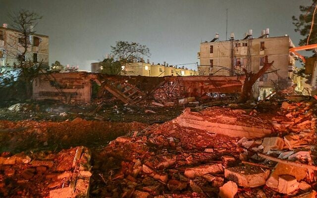 Les dégâts causés par un missile balistique iranien qui a frappé la ville de Dimona, dans le sud du pays, le 21 mars 2026. (Crédit : Adiel Algi/Flash90)